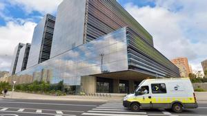 Una ambulancia del Servicio Canario de la Salud pasa frente al edificio de la Ciudad de la Justicia de Las Palmas de Gran Canaria.
