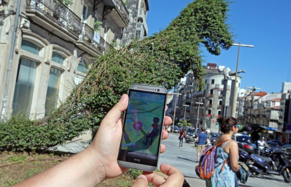 Un grupo de entrenadores capturan Pokemon en la Praza da Princesa