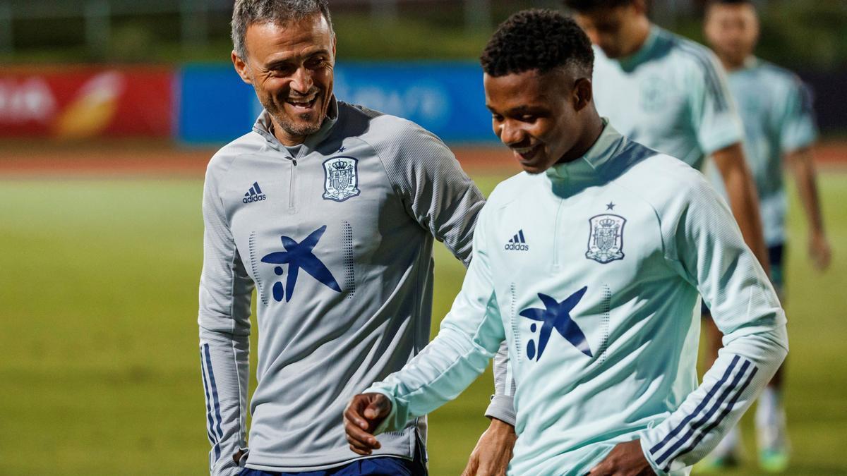 Luis Enrique y Ansu Fati, en una concentración de la selección española