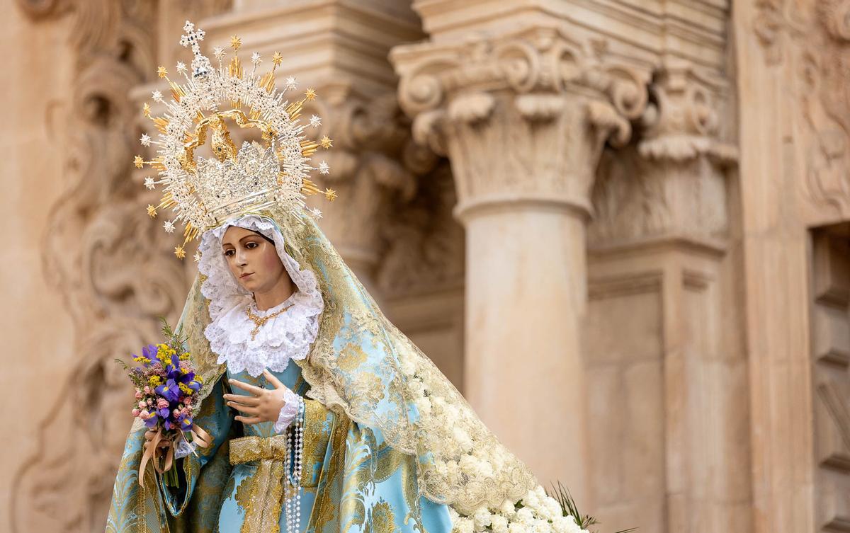 El Domingo de Resurreccion llena de luz las calles de Alicante