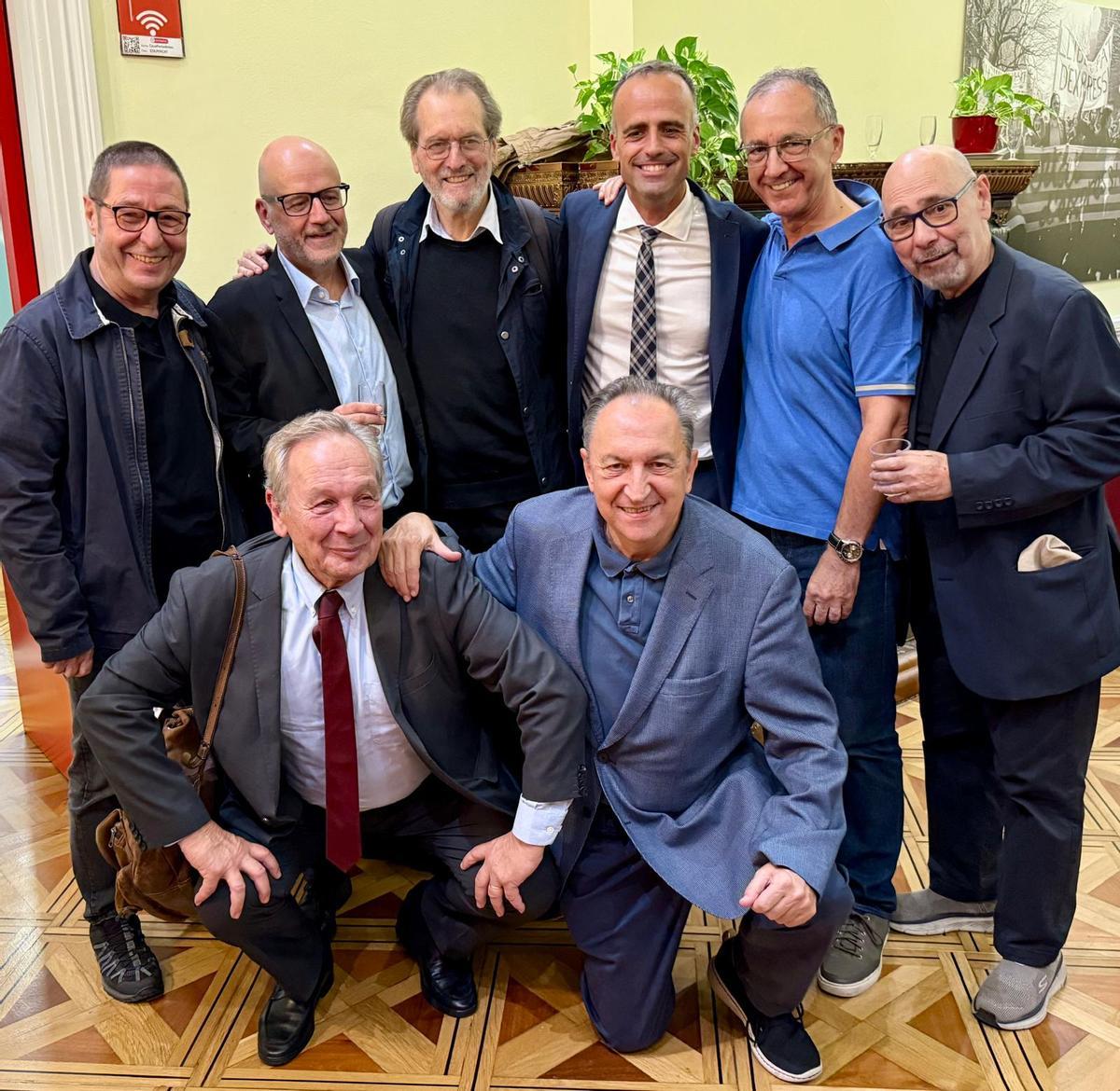 Ramon Besa Camprubí y buena parte de sus amigos y colegas de El País.