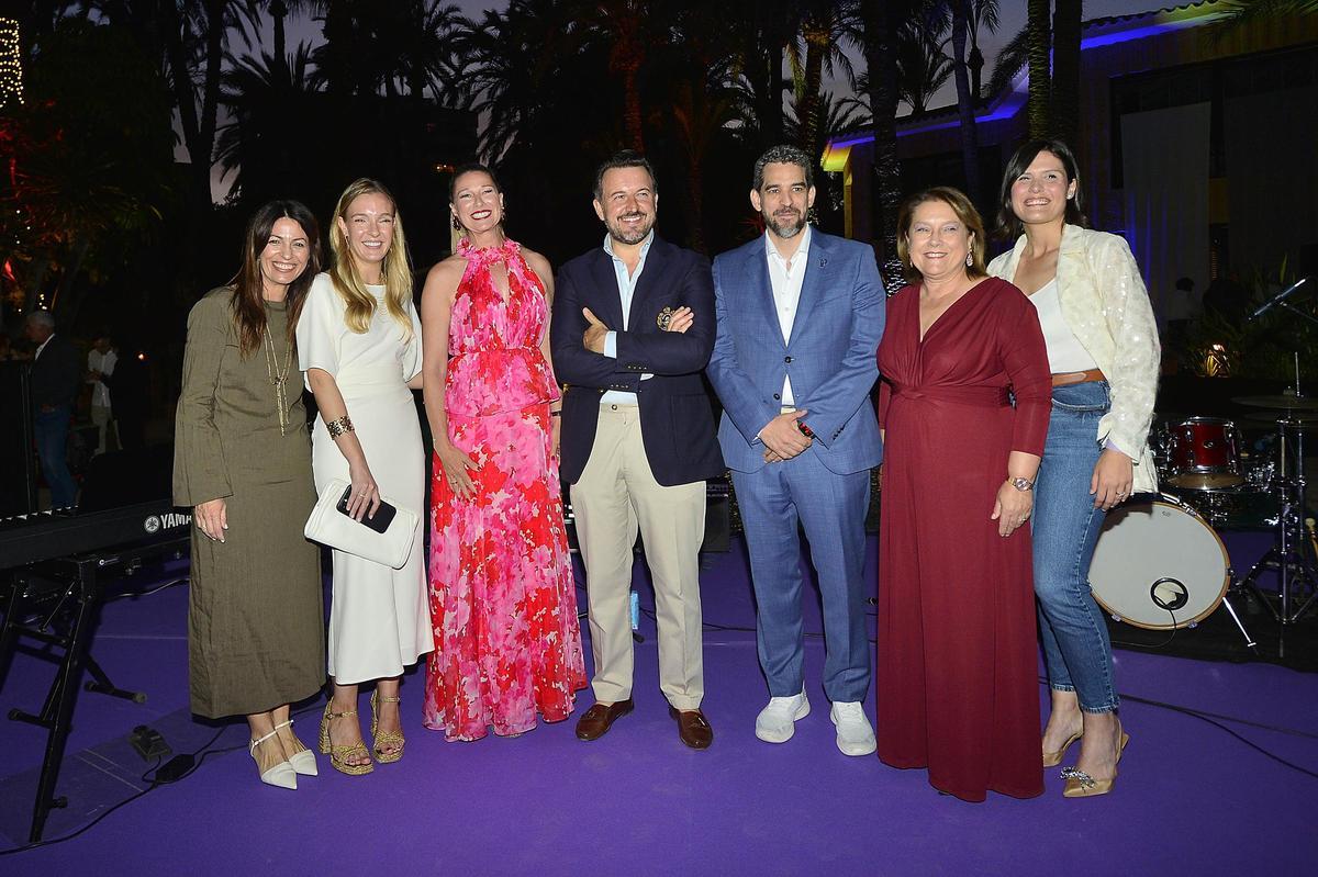 Representantes del ayuntamiento de Elche con Ana Mayor y Anne Igartiburu.
