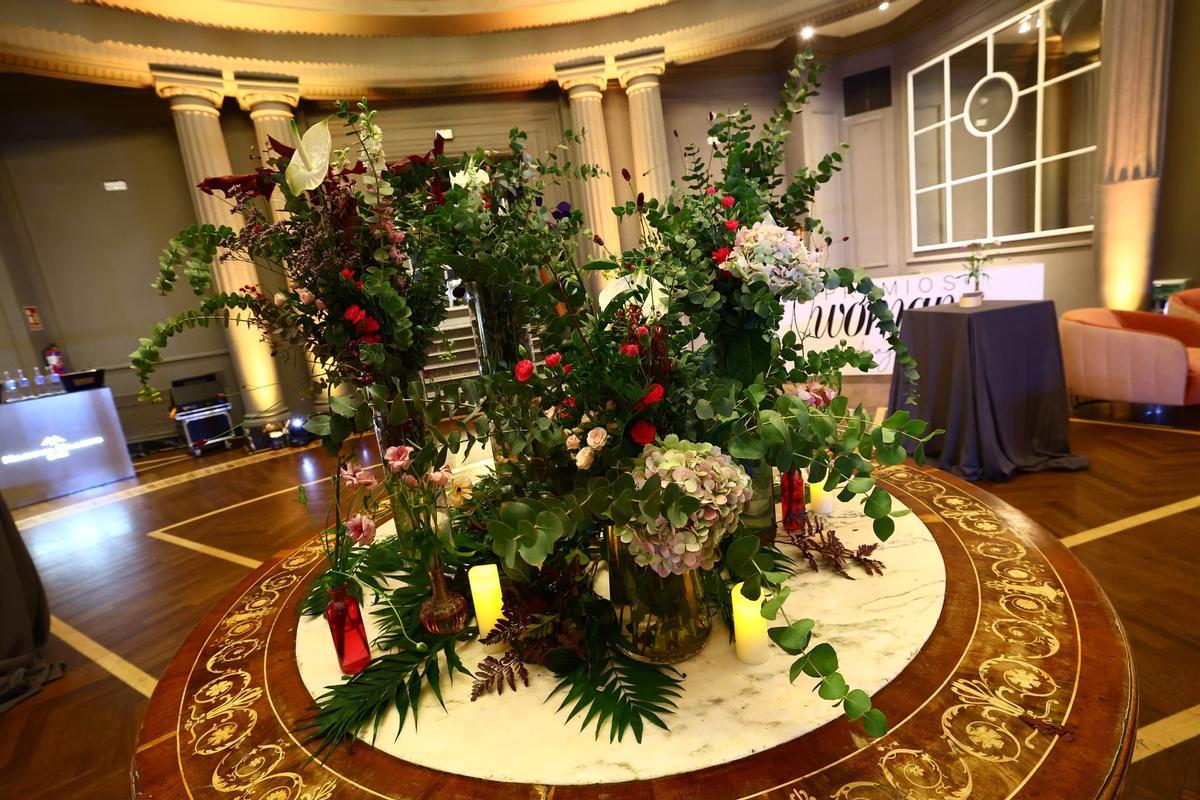 El florista zaragozano Nacho Bergara ha puesto el toque de color a la gala de entrega de los Premios Woman Aragón con sus originales composiciones florales.