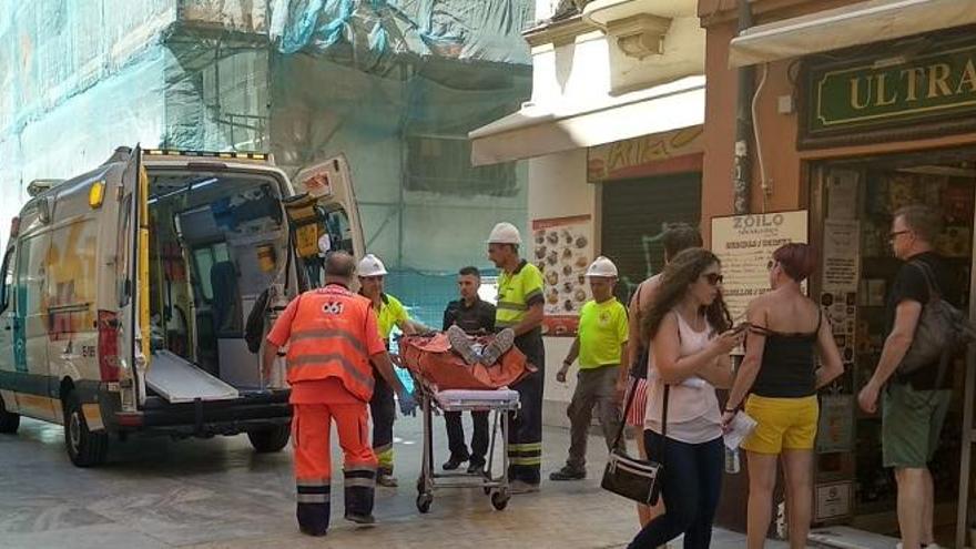 El accidente laboral ha tenido lugar en las obras del hotel de lujo que se construye en la calle Granada.