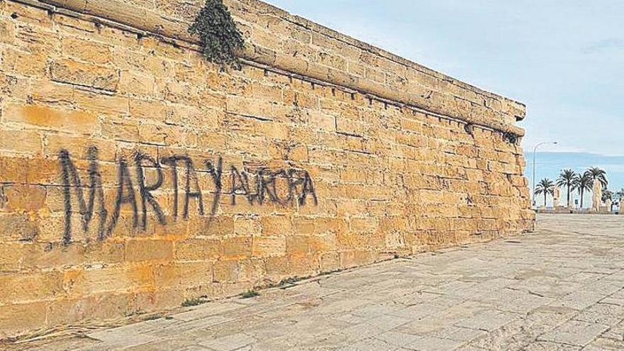 En Palma se avasalla impunemente al peatón y abruman los grafitis