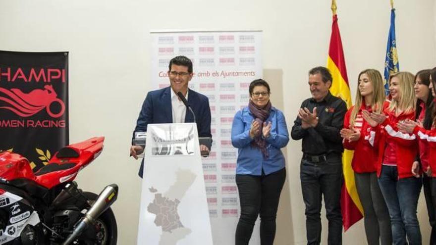 Jorge Rodríguez, Isabel García y «Champi» Herreros, junto a integrantes del equipo de motociclismo.