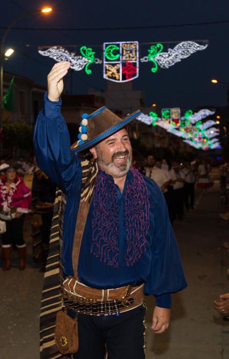 Los festeros tomaron ayer tarde el centro de Agost con una fastuosa Entrada Cristiana que llenó de música y fiesta las calles.