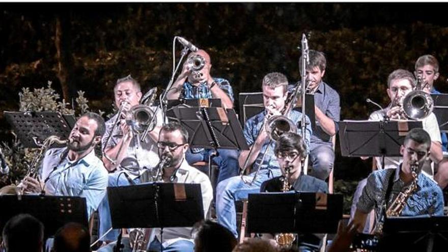 La Firabar Big Band fa la posada de llarg avui a la plaça de bous de Cardona