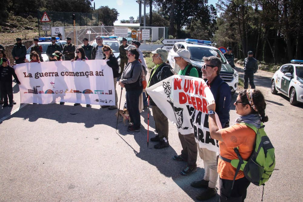 Marcha antimilitarista en la Sierra de Aitana