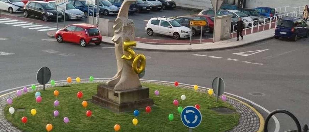 Así de adornada apareció &quot;Ondiña&quot;. Nuestra querida escultura &quot;Ondiña&quot; ,de Manuel Varela, se sumó a la fiesta para decir que a los 50 no hay que decir basta, que la vida sigue otro medio siglo más. Esos 50 con nombre de flor alegraron ayer la vista de muchos cangueses. Felicidades a la cumpleañera. Santos Álvarez