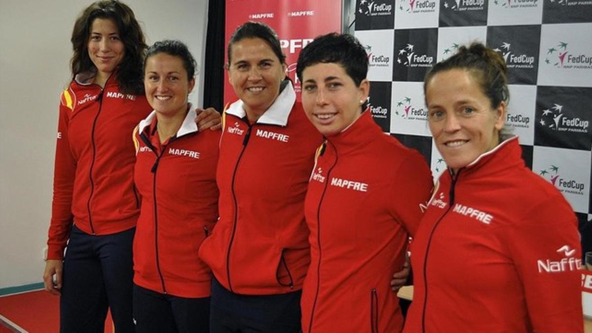 Muguruza, Arruabarrena, Conchita Martínez (capitana), Suárez y Domínguez, el equipo que eliminó a Serbia la pasada semana.