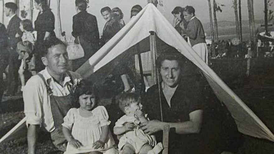 La autora, la niña de la izquierda, con sus padres y su hermana en Santa Margarita.