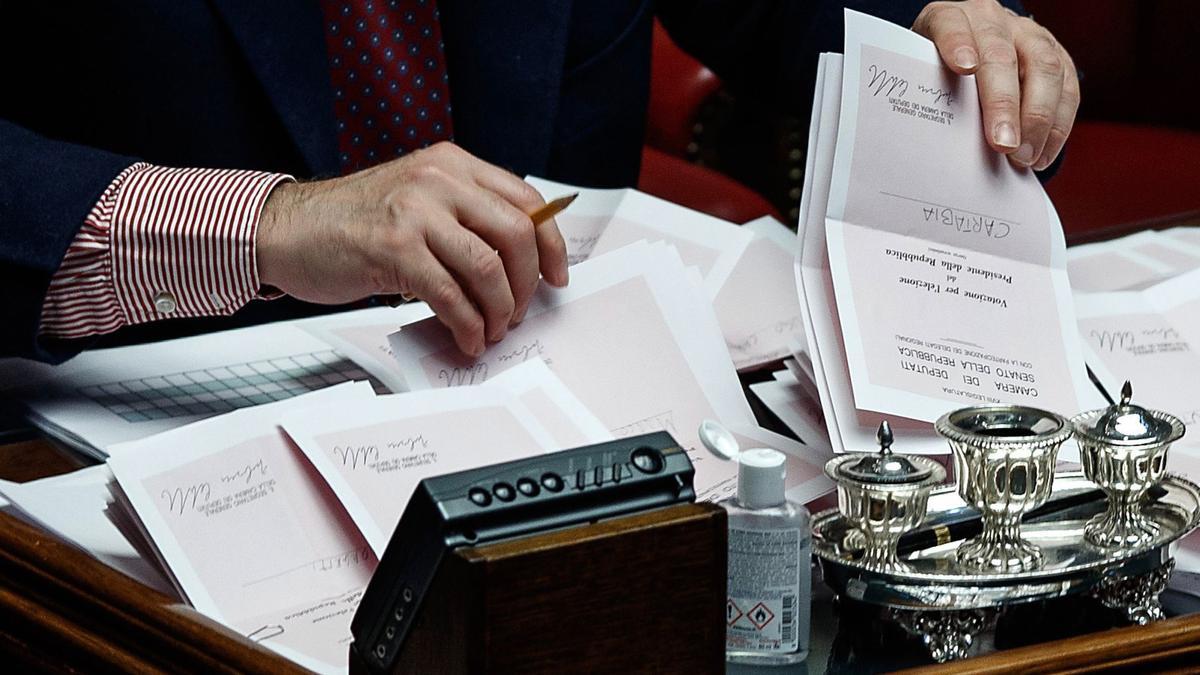 Varias papeletas recogidas para la elección presidencial en Italia.