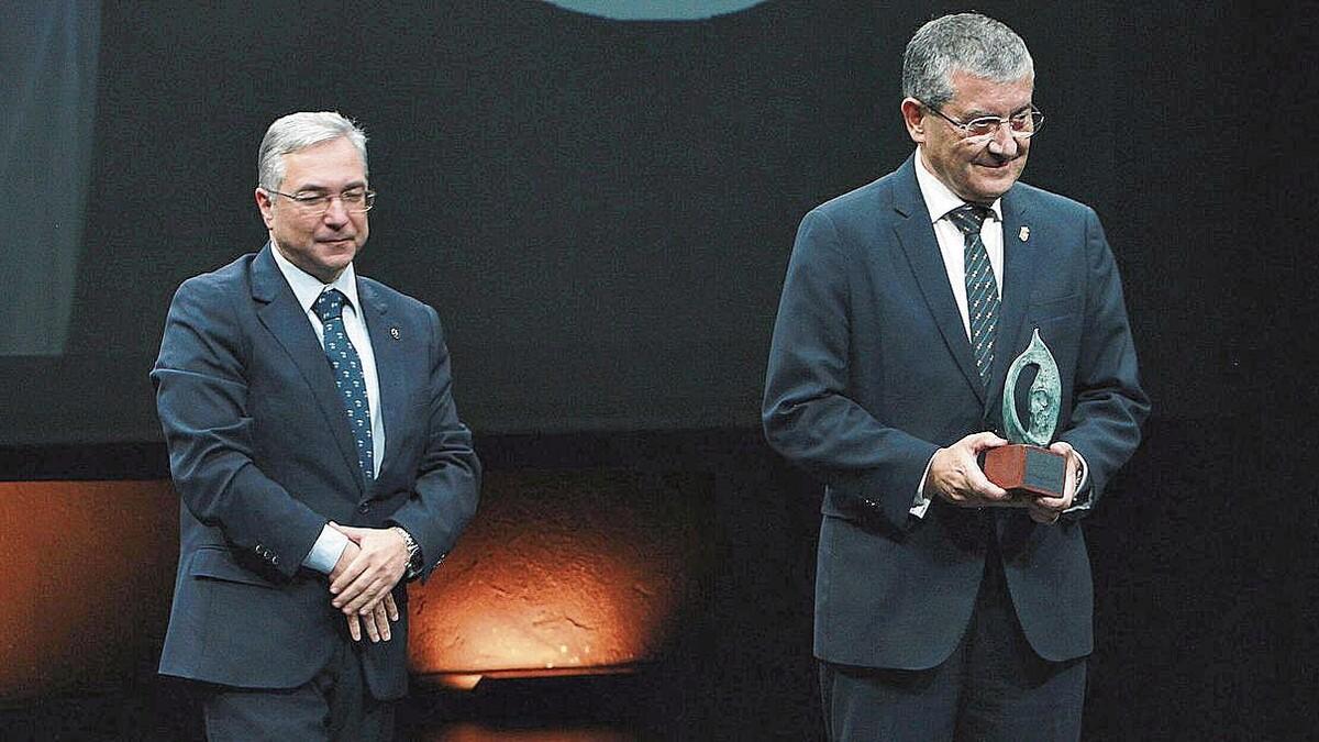 Rafael López, ayer tras recibir el premio, con el presidente provincial, Luis Menor
