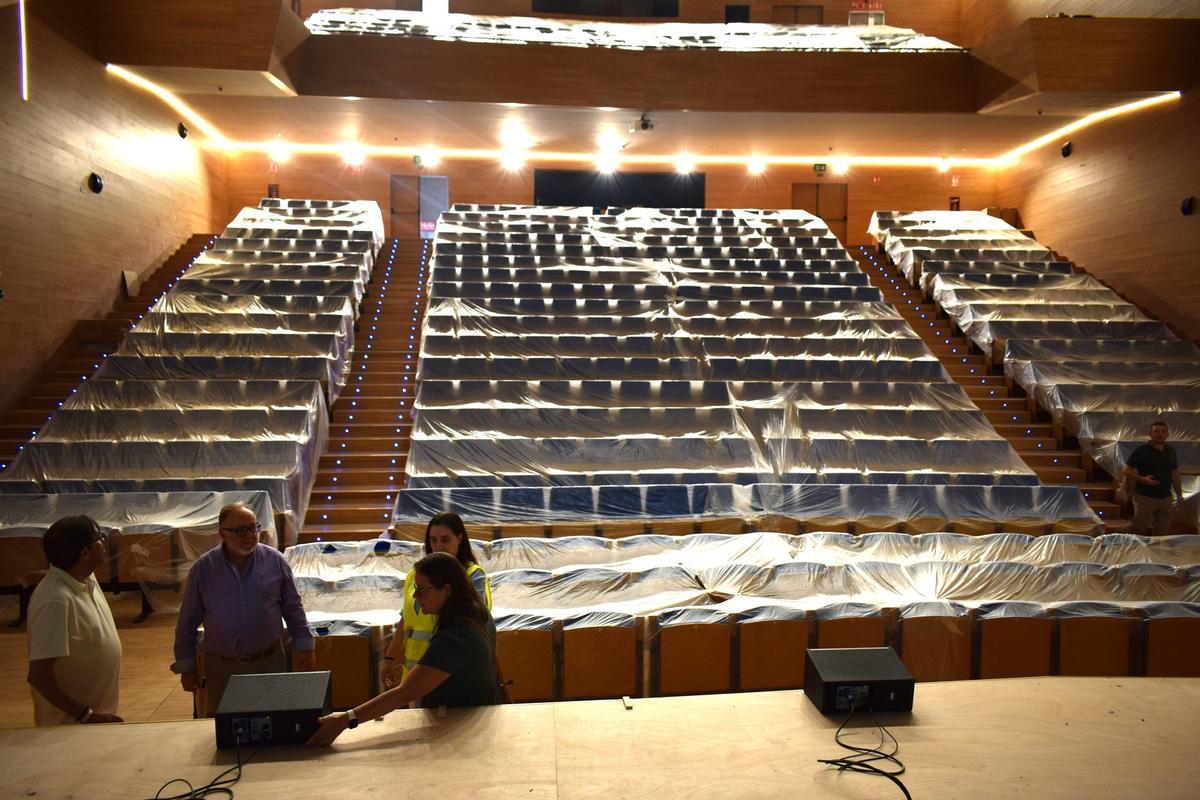 Las empresas adjudicatarias ultiman los detalles del interior y el exterior del Teatro de Alhaurín de la Torre.