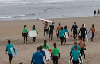 El Ayuntamiento de Castrillón recurre a la vía judicial para precintar el club de surf que opera de forma "ilegal" de Salinas