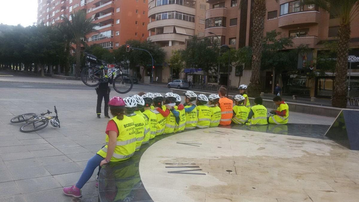 Una clase práctica a cargo de agentes de la Policía Local