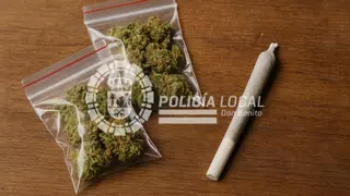 Interceptado en Don Benito un conductor mientras fumaba marihuana
