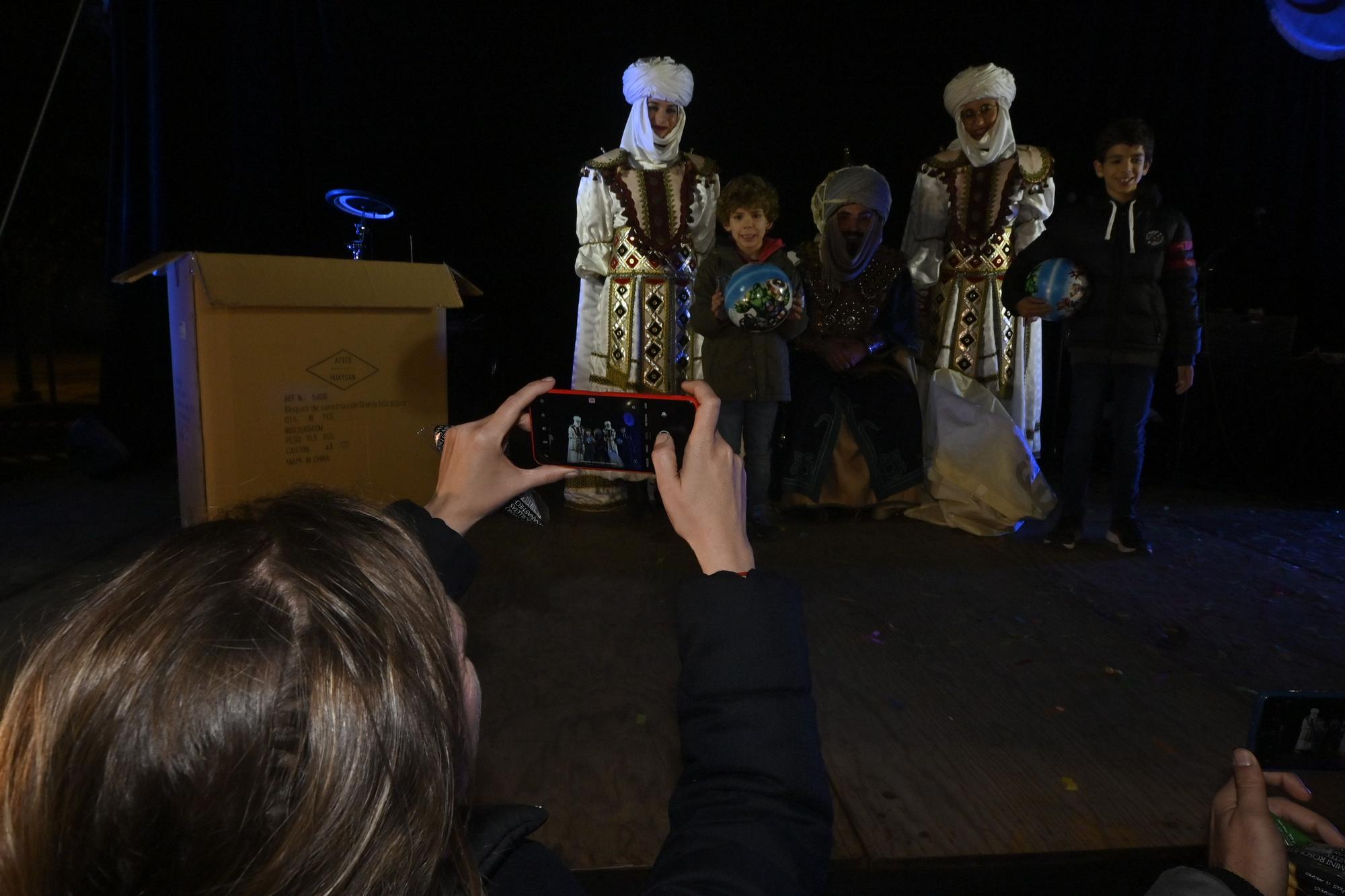 Los peques de Castelló entregan al Cartero Real las misivas con sus deseos. Encuentra tu foto.