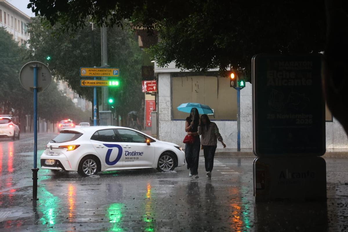 Imágenes de la lluvia en el barrio alicantino de Altozano.