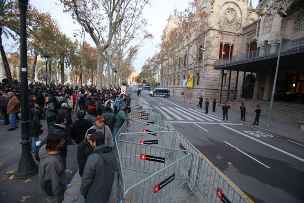 Indignats del moviment 15-M bloquegen l’Audiència.