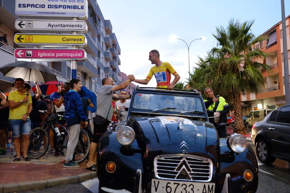 El campeón de las Vueltas a Portugal y Asturias, y subcampeón en la Comunidad de Madrid, recibe un caluroso homenaje por sorpresa en su pueblo natal