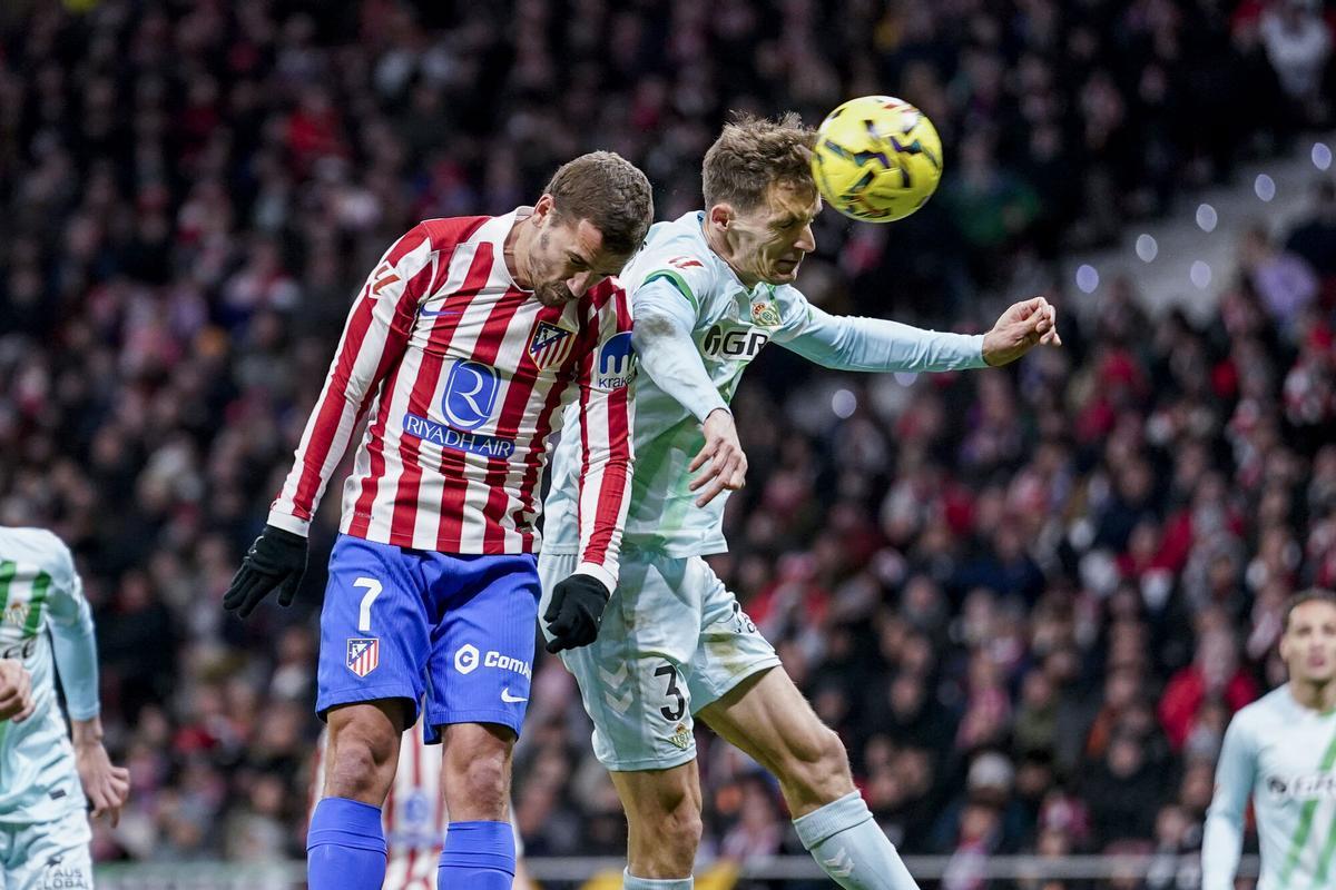 Antoine Griezmann y Diego Llorente, durante el partido de La Liga EA Sports, disputado entre el Atlético de Madrid y el Real Betis Balompié en el Metropolitano