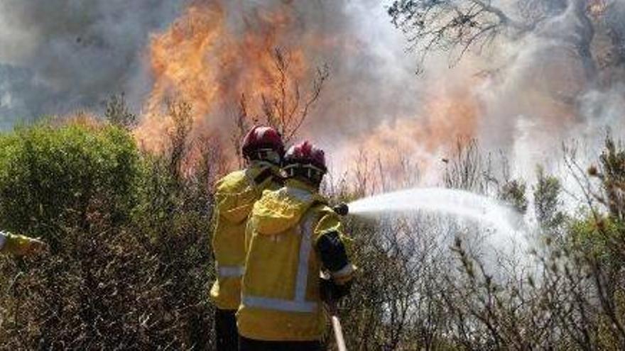 Evacuació massiva per un gran foc a França