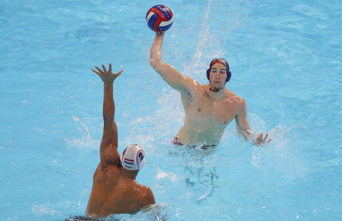 El español Unai Biel Lara (d) en acción contra Bilal Gbadamassi (I) durante el Europeo de waterpolo que se disputa en belgrado, Serbia, EFE/EPA/ANDREJ CUKIC