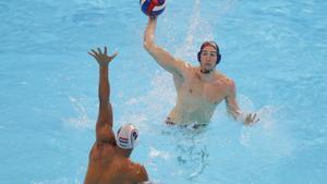 El español Unai Biel Lara (d) en acción contra Bilal Gbadamassi (I) durante el Europeo de waterpolo que se disputa en belgrado, Serbia, EFE/EPA/ANDREJ CUKIC