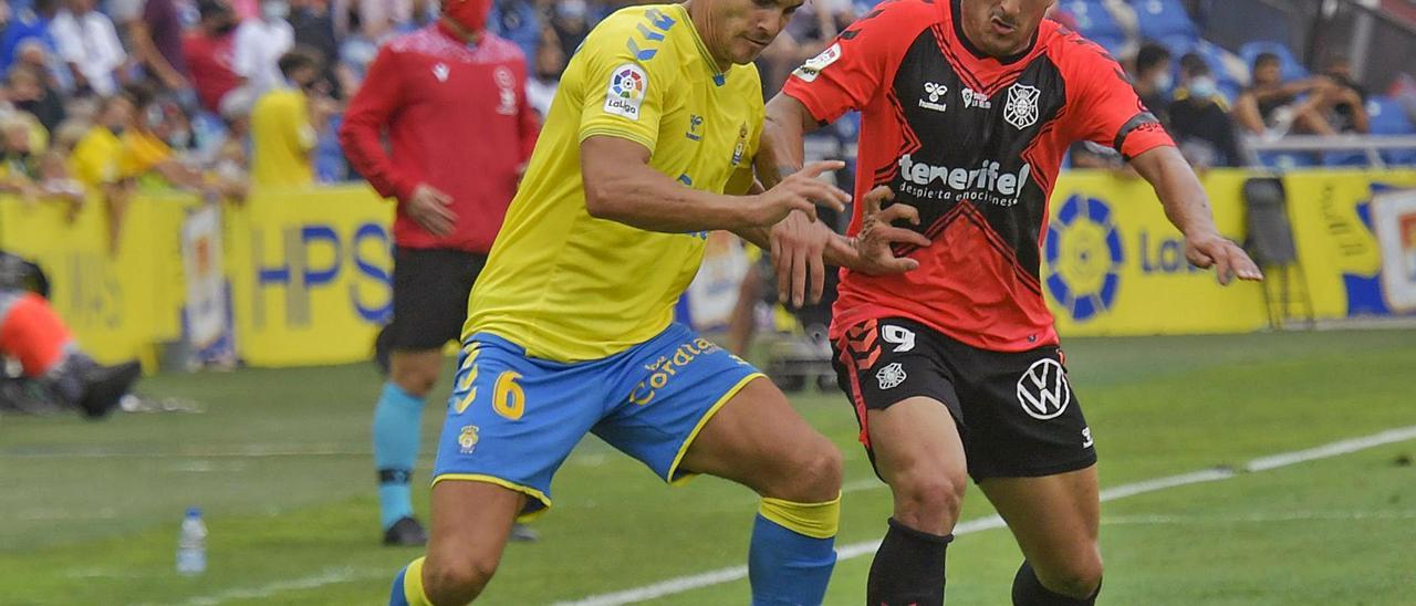 Eric Curbelo, defensa de la UD Las Palmas, pelea un balón con Elday Zorrilla, delantero del Tenerife, en el derbi de hace un par de semanas en Siete Palmas. | | JUAN CASTRO