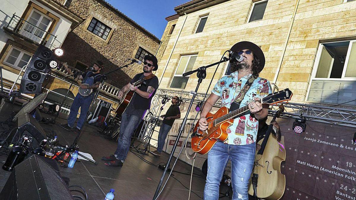 Concierto de &quot;Voodoo Grass&quot;, ayer, en la plaza Álvarez Acebal.