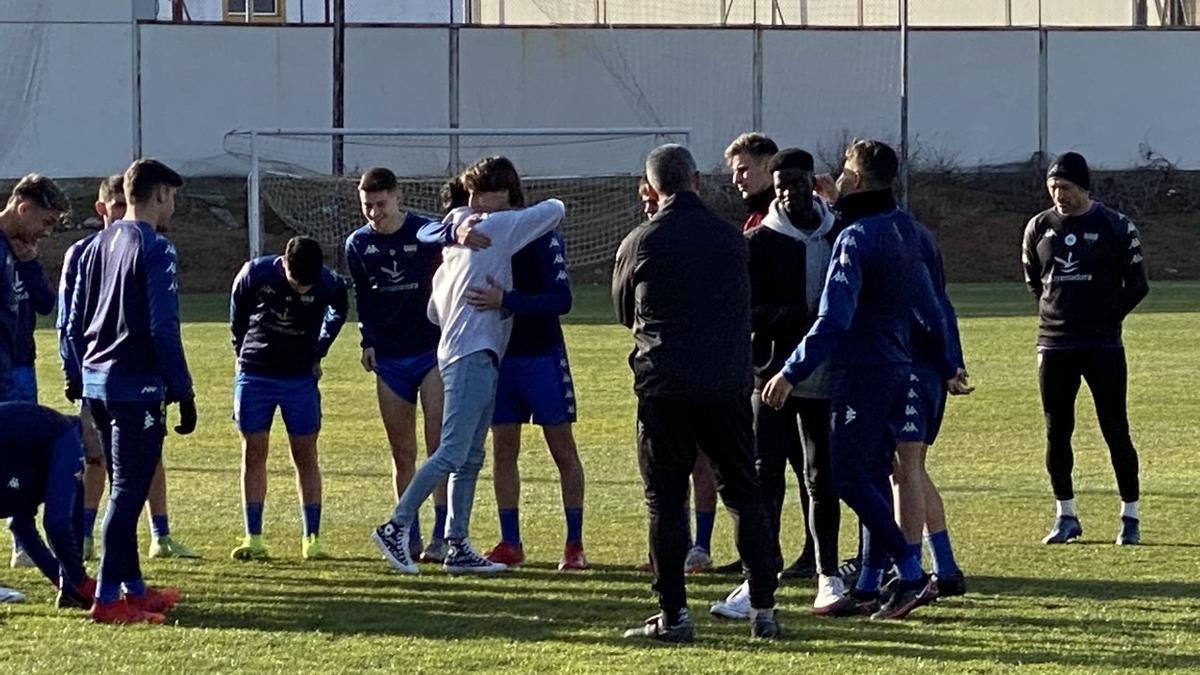 Jugadores del Extremadura en el entrenamiento de ayer.