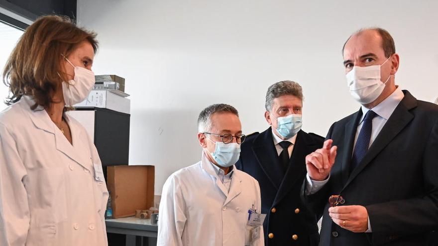 El primer ministro francés, Jean Castex, visita un centro hospitalario.