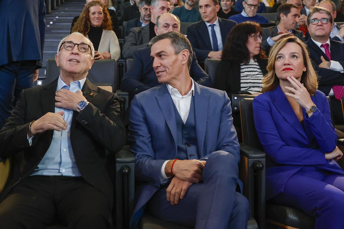 El presidente del Gobierno, Pedro Sánchez (c), el presidente del Comité Olímpico Español (COE), Alejandro Blanco (i), y la ministra de Educación, Formación Profesional y Deportes, Pilar Alegría, asisten a la presentación del Proyecto de Modelo del Deporte en la sede del COE en Madrid.