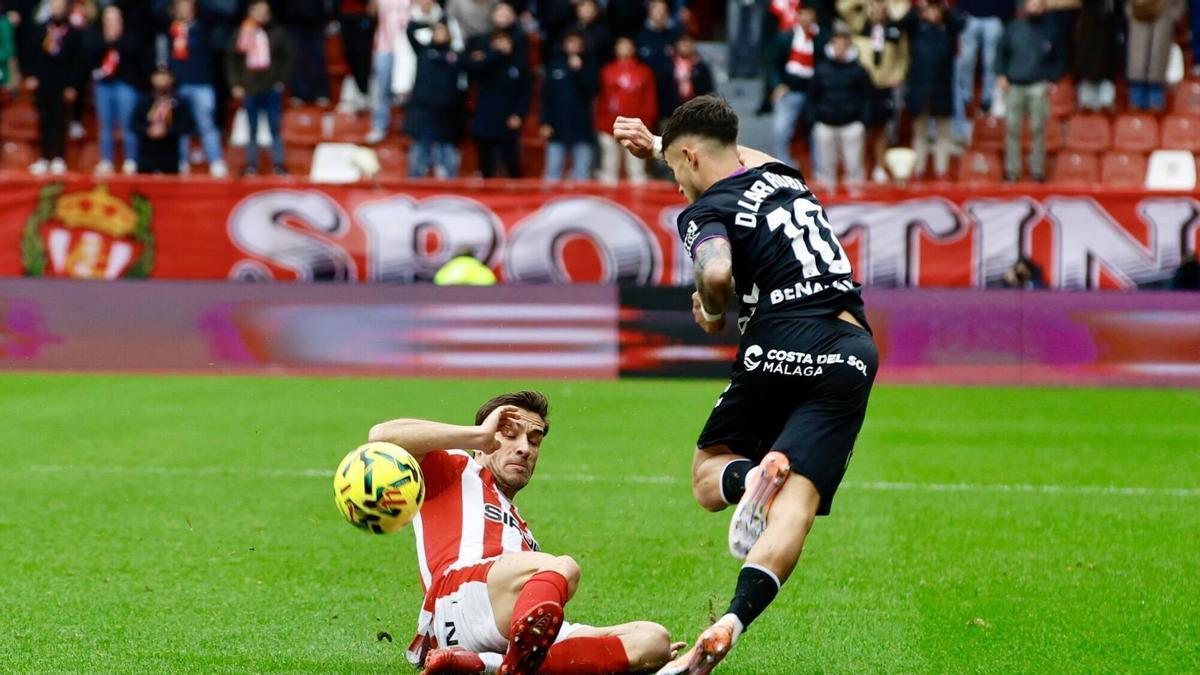 Una accción del Sporting-Málaga en El Molinón