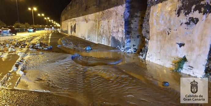 La lluvia causa retenciones y desperfectos en la GC-2