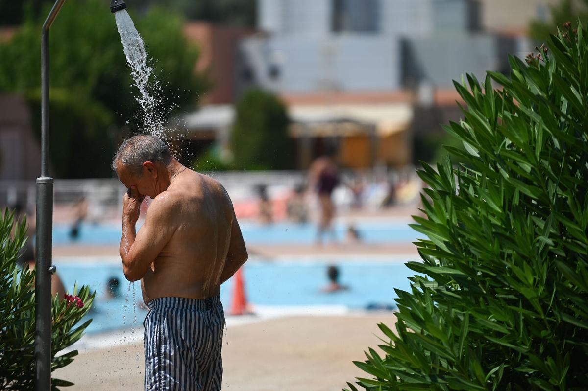 Un hombre se ducha antes de entrar a la piscina el año pasado en Zaragoza