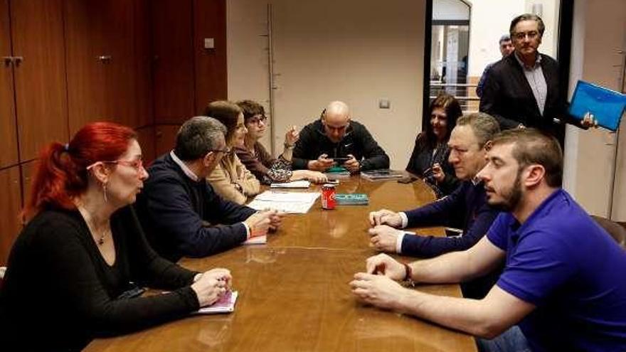 Pablo González, de pie, se suma a la reunión entre ediles y vecinos de La Camocha.