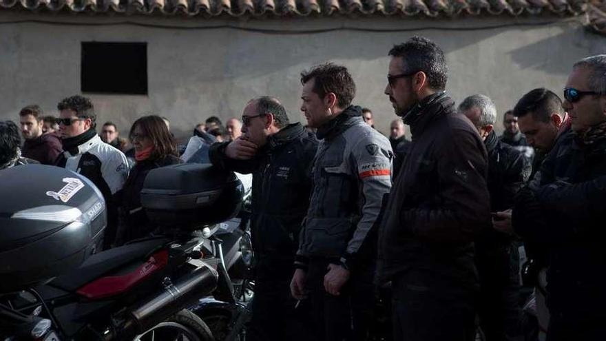 Rostros emocionados en la plaza de la iglesia de Castronuevo.