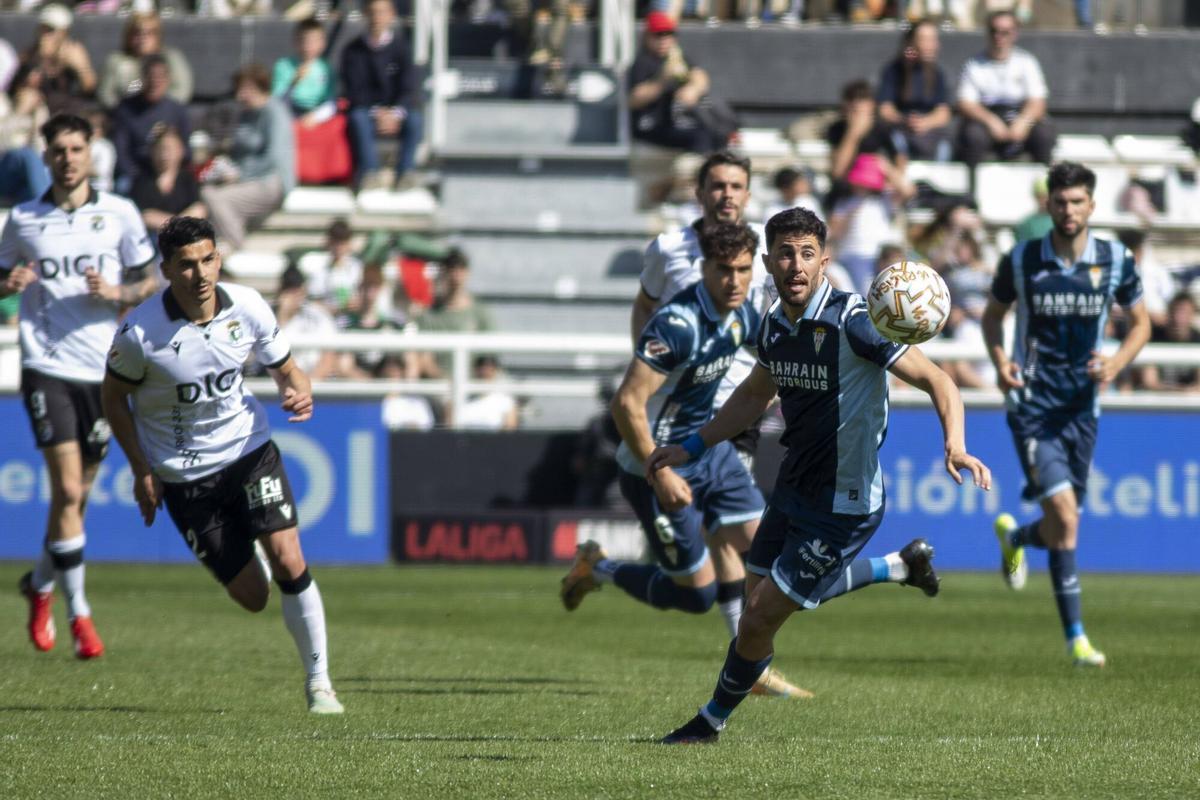 Jacobo, durante un lance del encuentro entre el Burgos y el Córdoba CF.