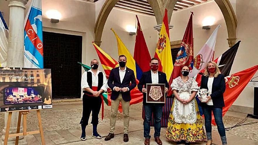 El alcalde, la concejala de Cultura y la presidenta de Coros y Danzas.