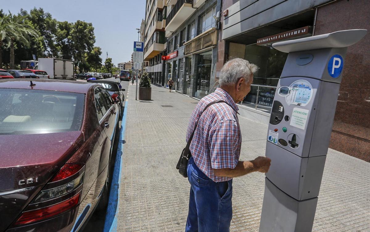 Aparcamiento en zona azul en el centro de Elche