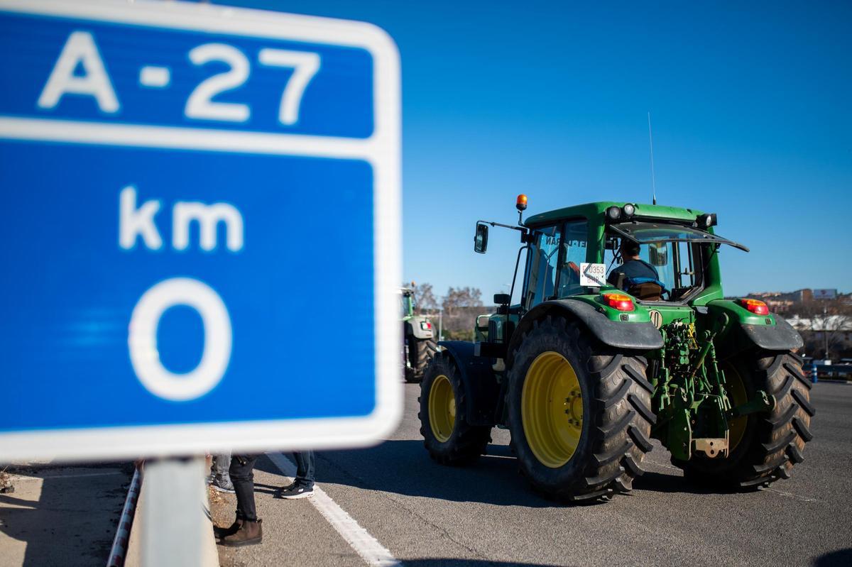 Los tractores bloquean el acceso al puerto de Tarragona