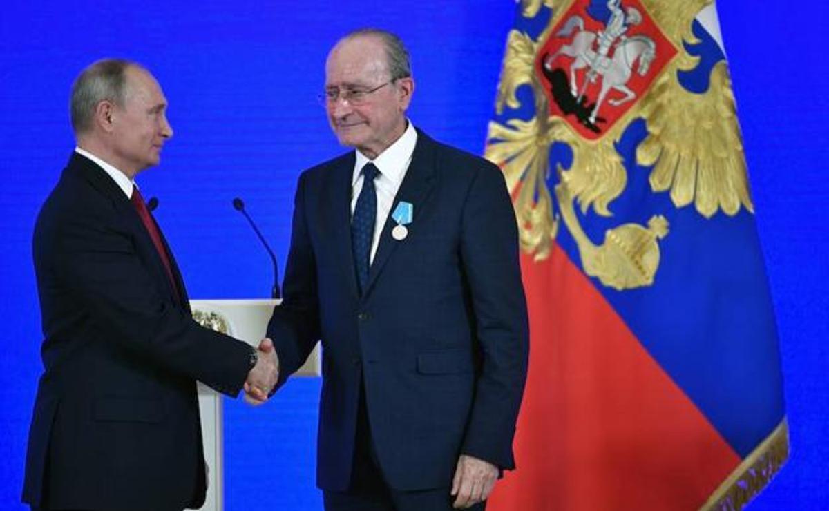 Putin entrega a Francisco de la Torre la medalla Pushkin