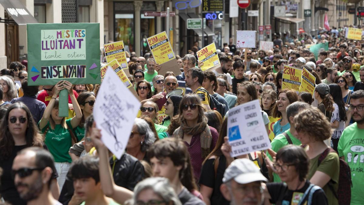 Docentes y estudiantes en la huelga educativa del pasado mes de mayo contra los "recortes" del Consell