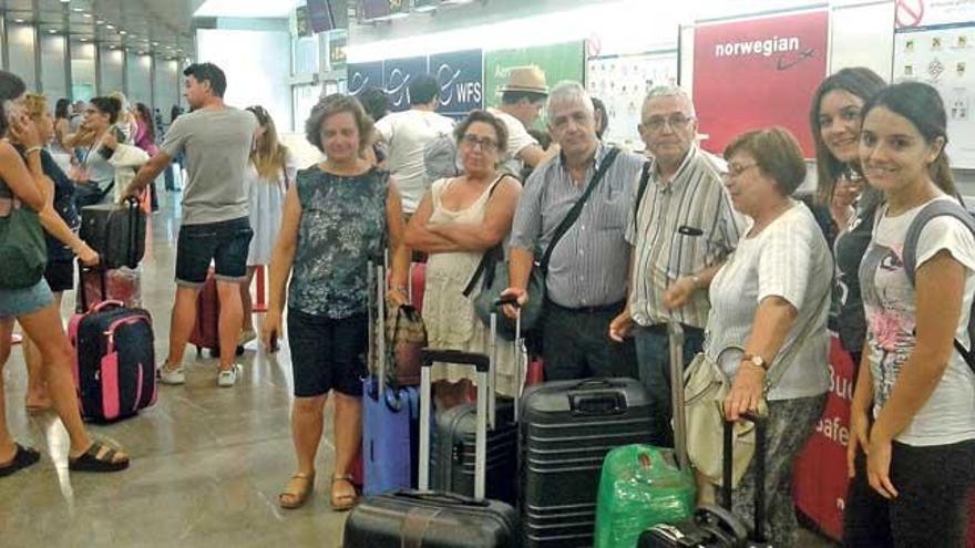 Pasajeros mallorquines afectados por la cancelación.