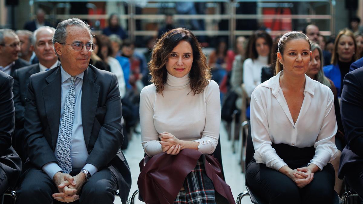 El presidente de la Asamblea de Madrid, Enrique Ossorio; la presidenta de la Comunidad de Madrid, Isabel Díaz Ayuso y la consejera de Familia, Juventud y Asuntos Sociales de la Comunidad de Madrid, Ana Dávila