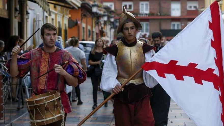 Junto a estas líneas, integrantes de la comitiva; a la derecha, Pedro Menéndez, con los marineros.