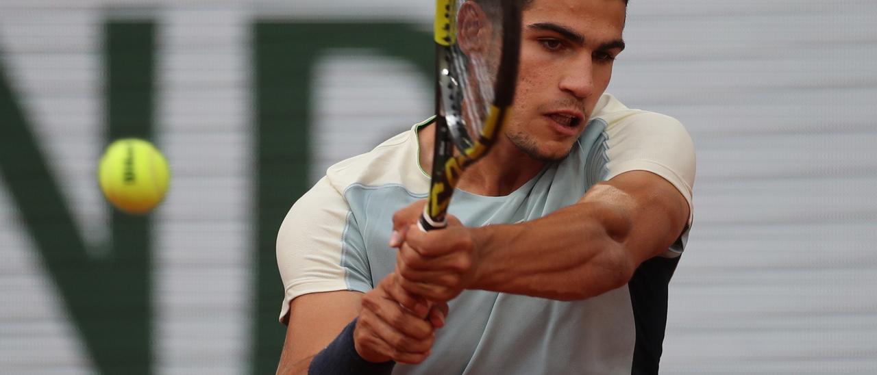 Carlos Alcaraz, en el partido ante el argentino Lóndero contra el que ha debutado en Roland Garros